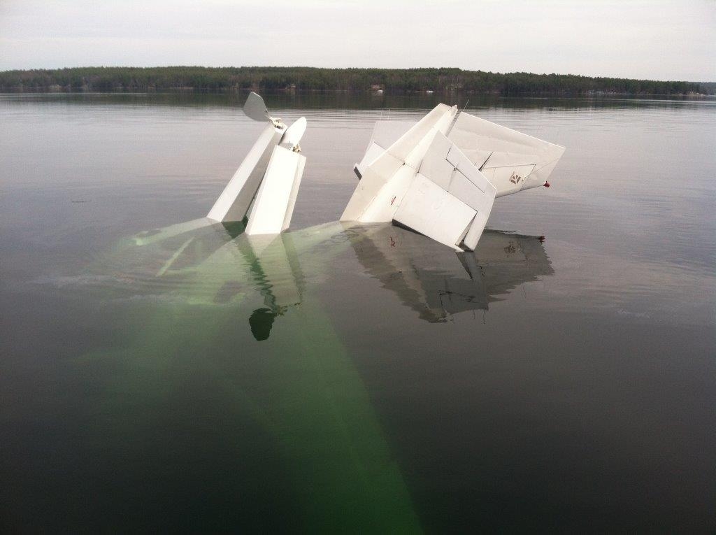 Plane crash in the lake Attachment