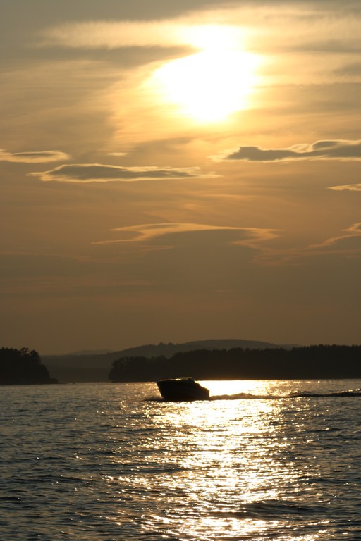 Name:  Sunset Winnipesaukee 7-25-09  1.jpg
Views: 666
Size:  95.3 KB