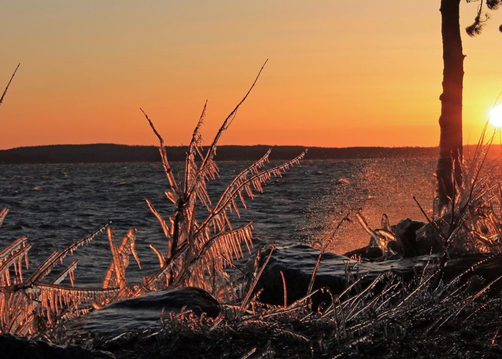 Name:  winnipesaukee_wind_and_ice_3-27-12_early_am_2.jpg
Views: 1028
Size:  109.8 KB